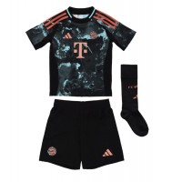 Camiseta Bayern Munich Aleksandar Pavlovic #45 Visitante Equipación para niños 2024-25 manga corta (+ pantalones cortos)